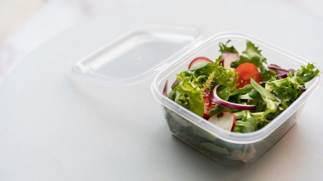Pranzo pericoloso: quali plastiche possono essere riscaldate e quali causano il cancro