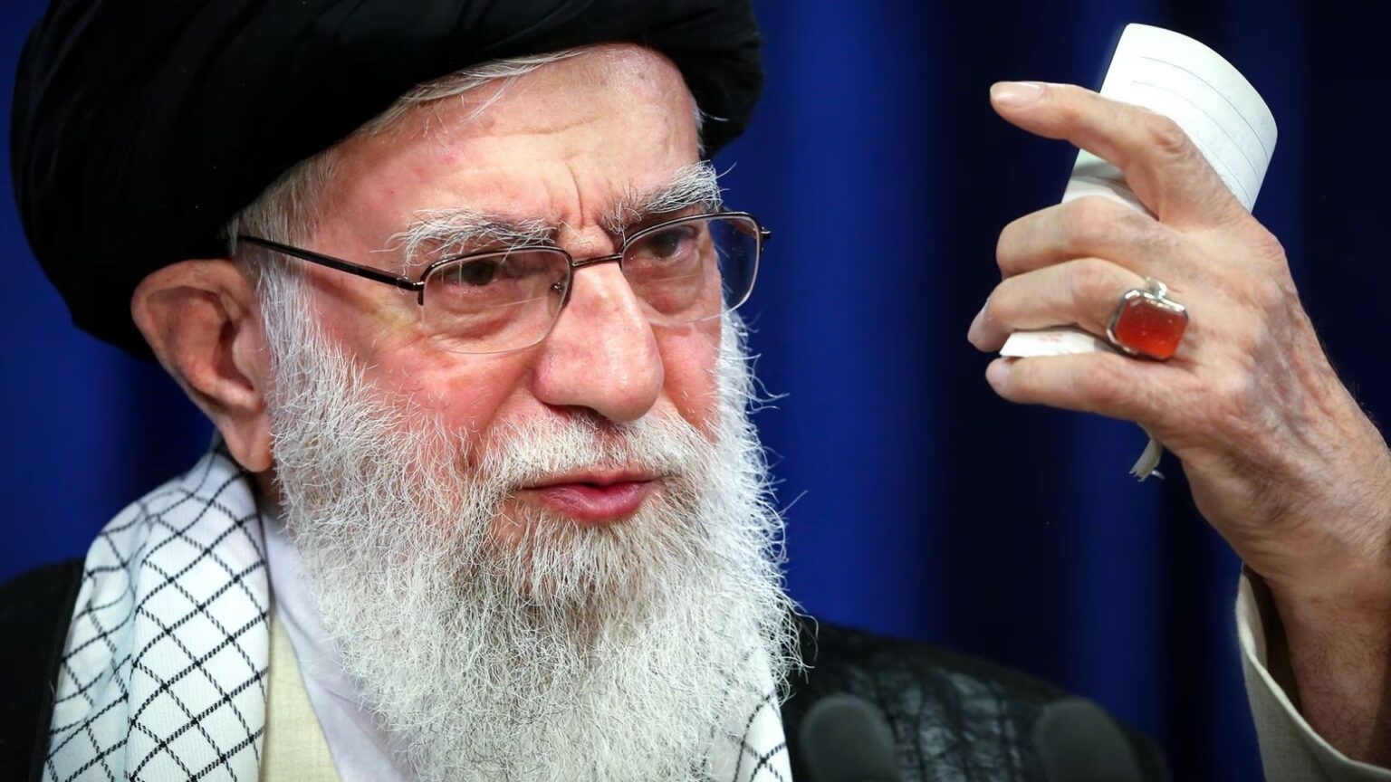Van de revolutie tot het zwakste punt van de macht: wie is de hoogste leider van Iran, Ali Khamenei?