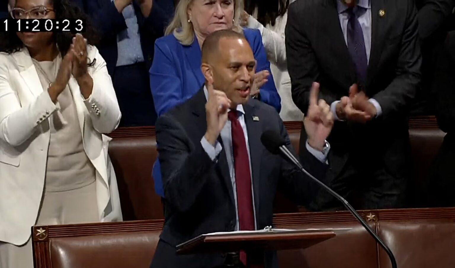 De recordbrekende toespraak van Hakeem Jeffries van acht uur blokkeert Trumps wetgeving niet