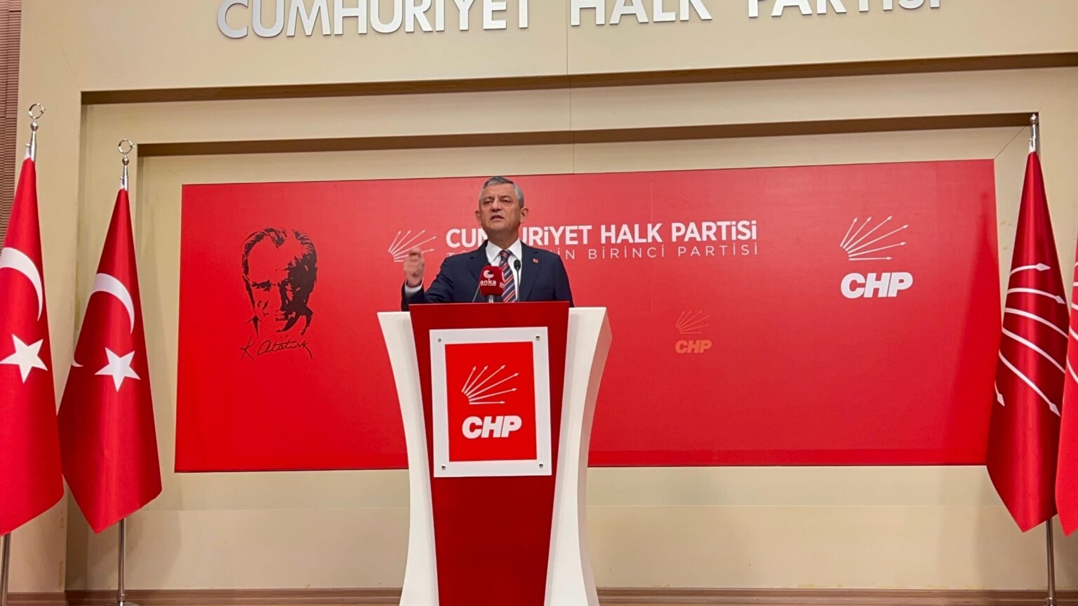 Özgür Özel: „Członek AKP Mücahit Birinci obiecał uwolnienie zatrzymanemu Muratowi Kapkiemu w zamian za 2 miliony dolarów, podając fałszywe zeznania”.
