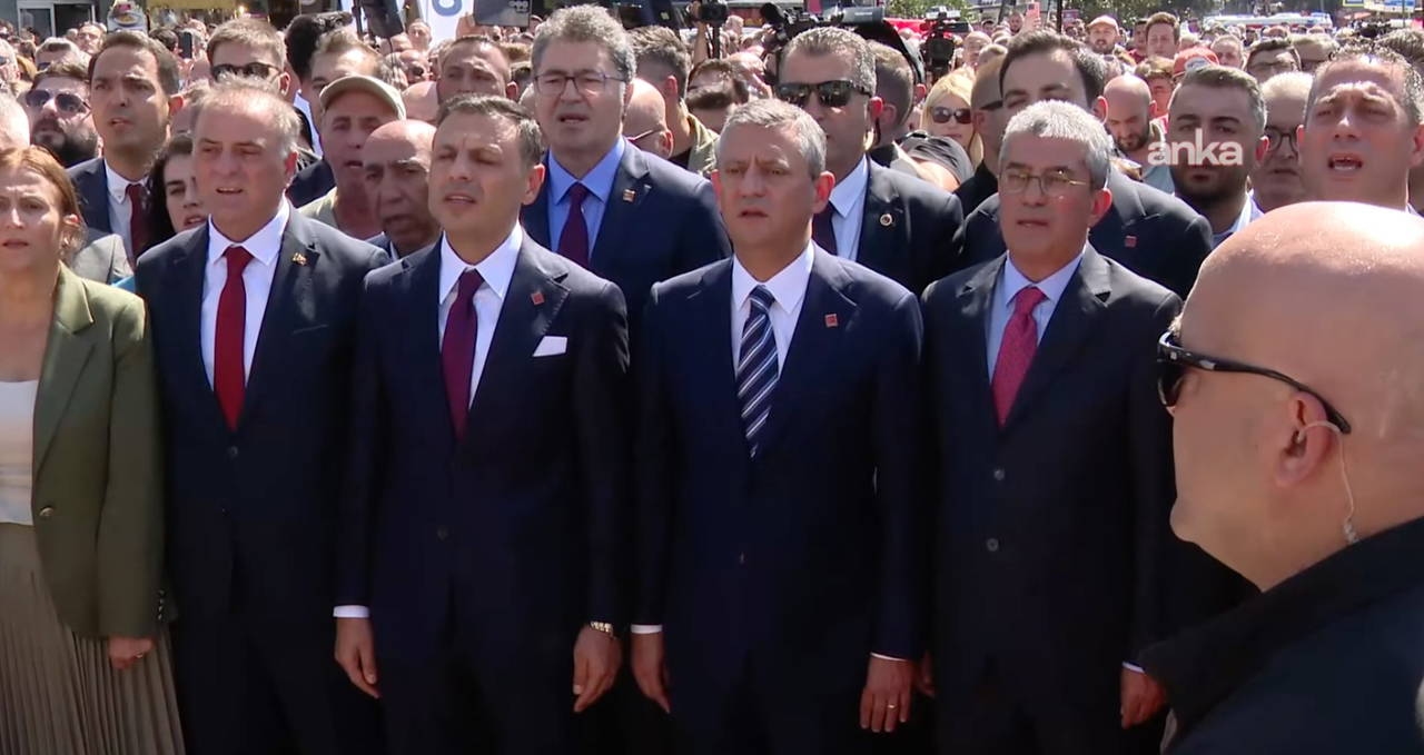 Özgür Özel: “Saraya alet olup bu partiye zarar vermek isteyeni kardeşim olsa affetmem”