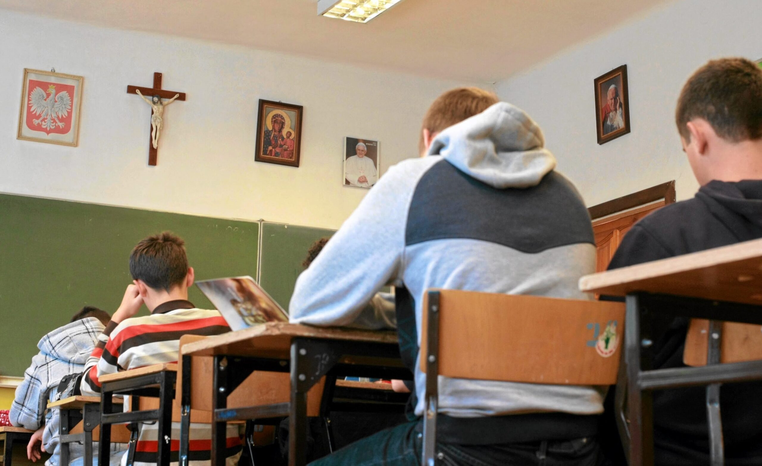 Tribunal Constitucional decide contra cortes do governo polonês no ensino religioso nas escolas