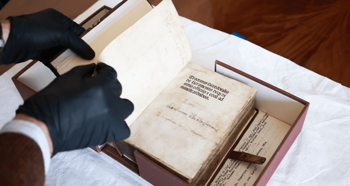Un libro del siglo XV robado durante la Segunda Guerra Mundial regresa a un museo polaco tras aparecer en una subasta.