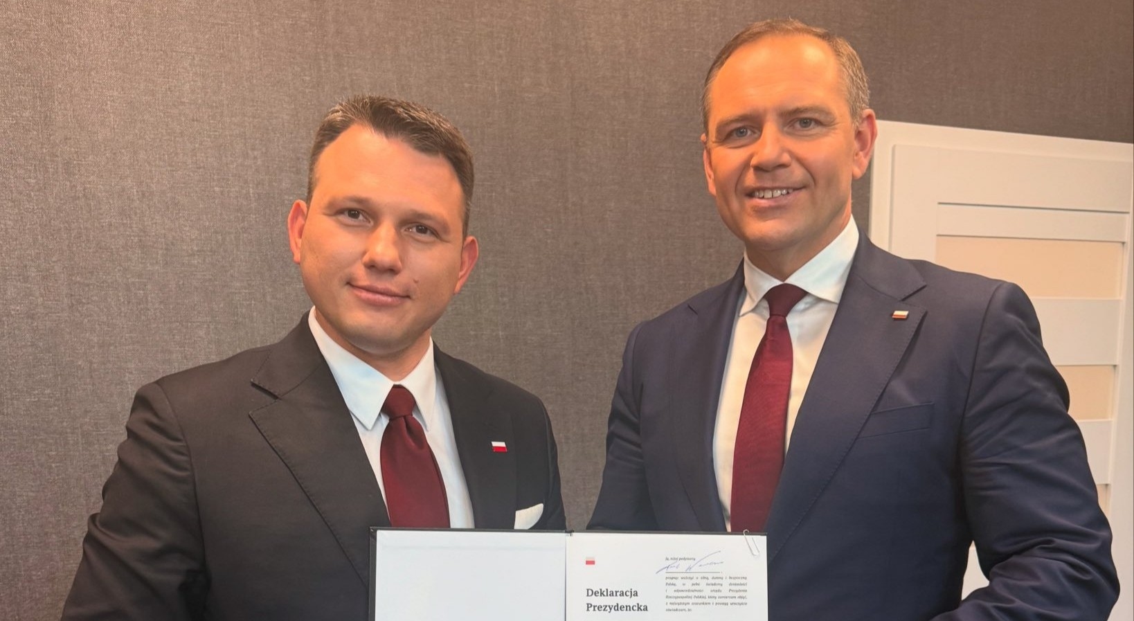 Polonya'da muhalefetin cumhurbaşkanı adayı aşırı sağcı liderin talep listesini imzaladı