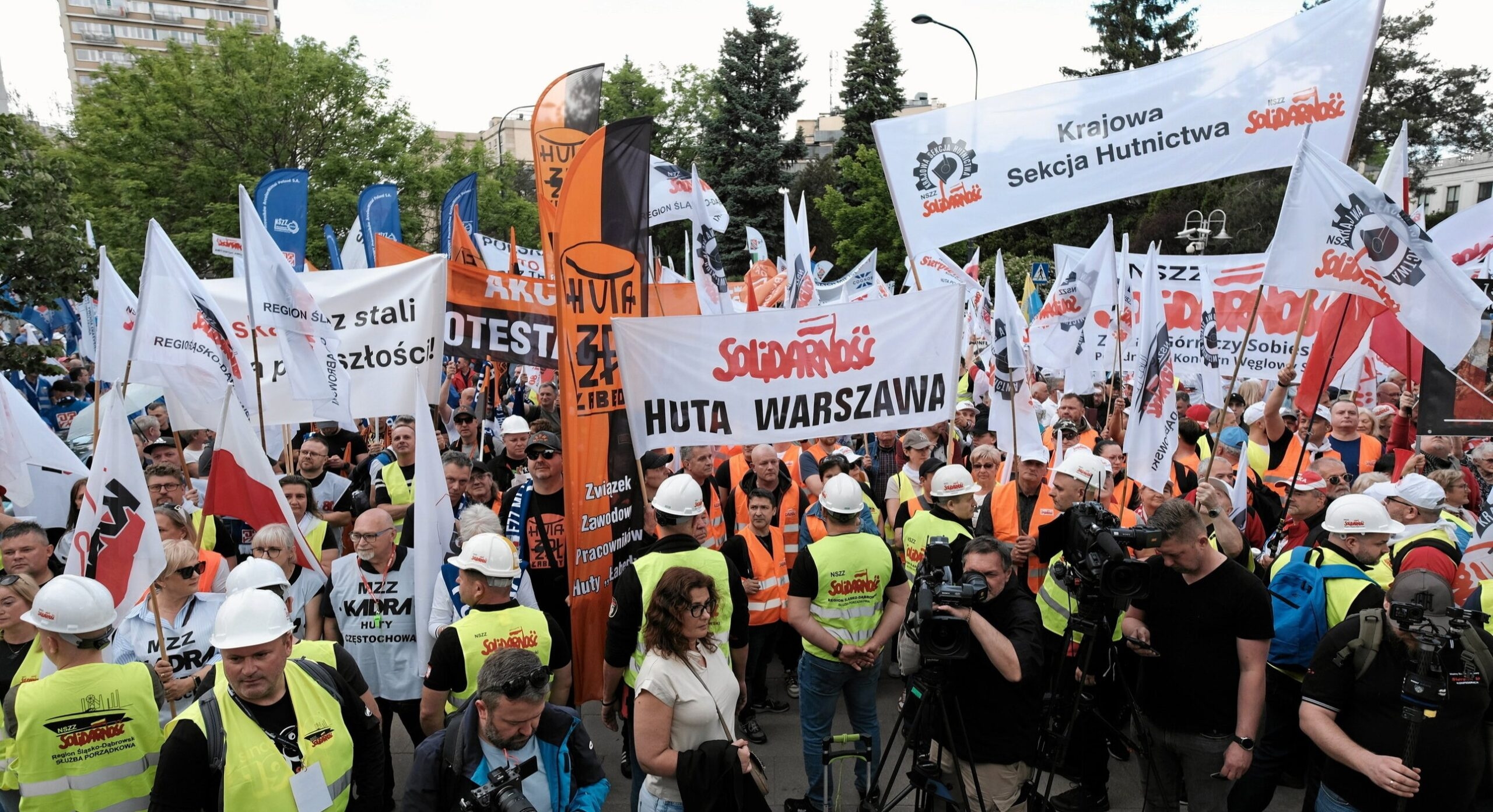 Trabalhadores siderúrgicos poloneses protestam contra políticas climáticas da UE