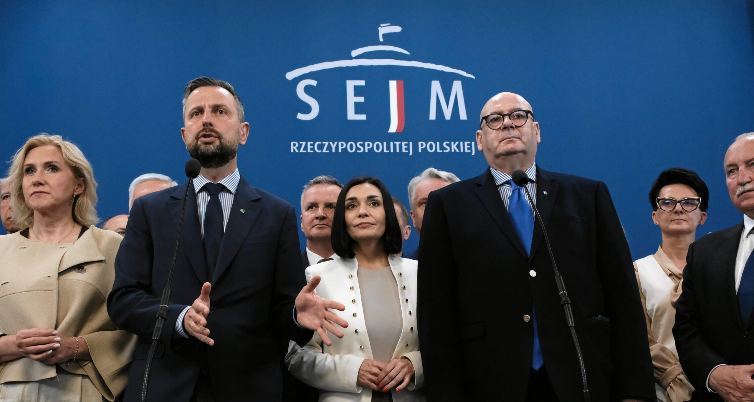 Polonya'nın küçük iktidar partisi, muhalefetle yeni koalisyon kurulması konusunda üyelerden görüş istedi