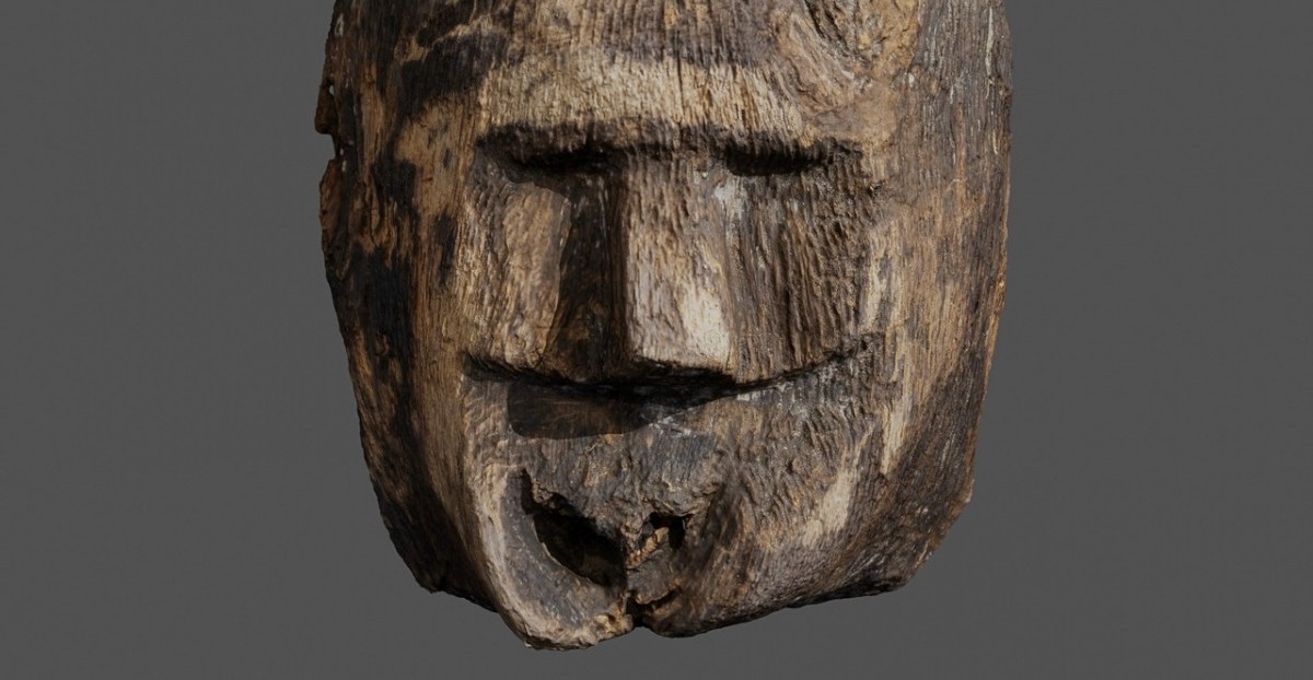 Hallan escultura de madera de mil años en el fondo de un lago polaco