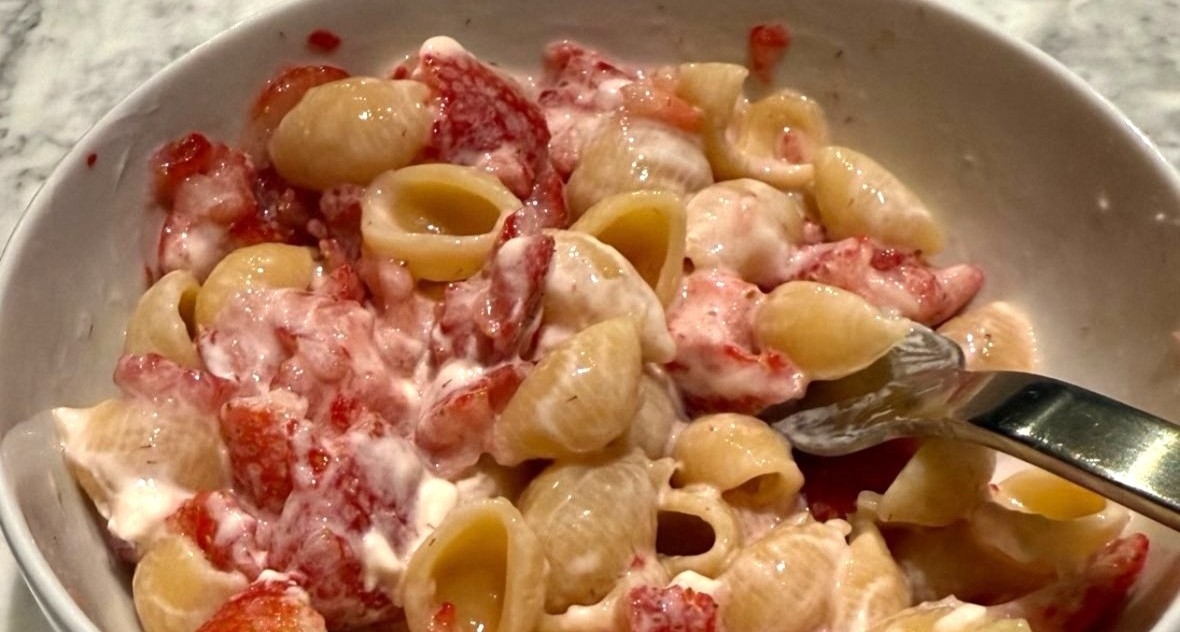 La estrella del tenis polaco Świątek desconcierta a los británicos con su plato favorito de pasta y fresas.