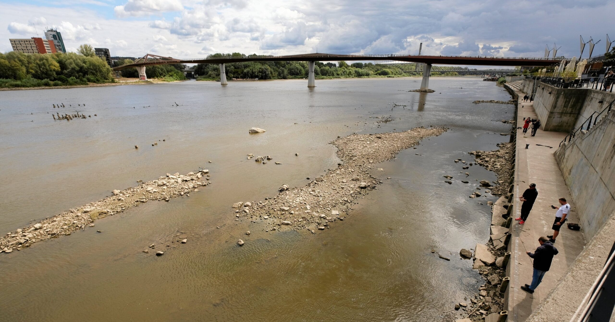 Varşova'daki Vistül Nehri'nde su seviyesi rekor düşük seviye olan 7 cm'ye düştü