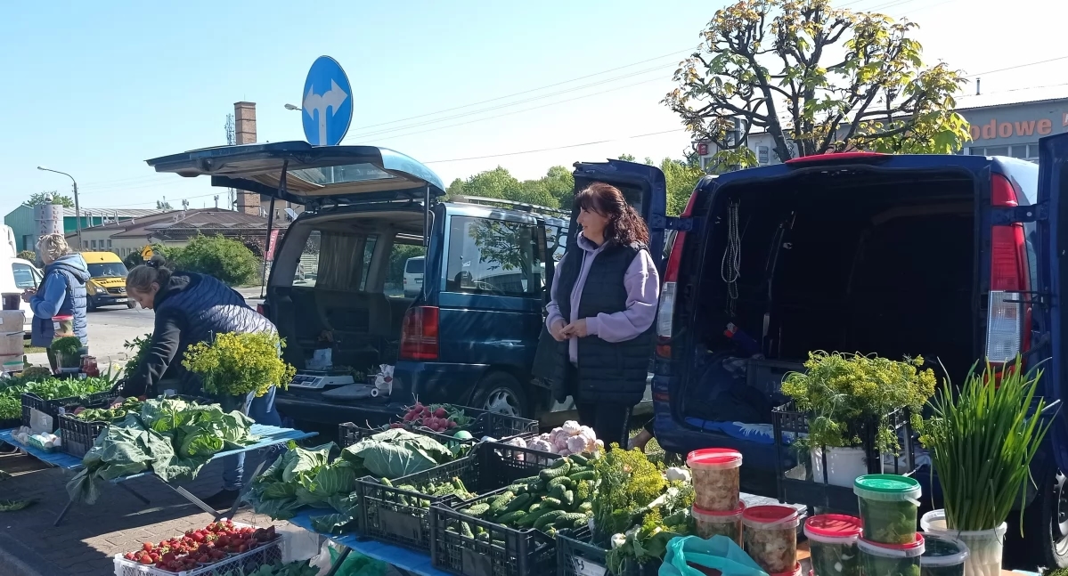 La primavera está en pleno apogeo y parece que hay menos clientes en el mercado. Los vendedores hablan de sus preocupaciones
