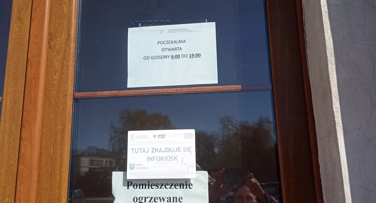 Bekleme salonu var ama insanlar treni dışarıda bekliyor. Komün cevap veriyor