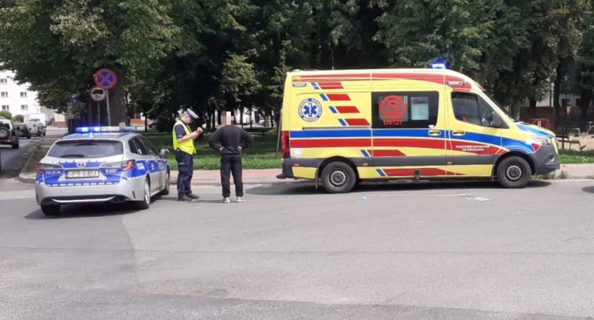 Potrącił kobietę na przejściu. Została zabrana do szpitala