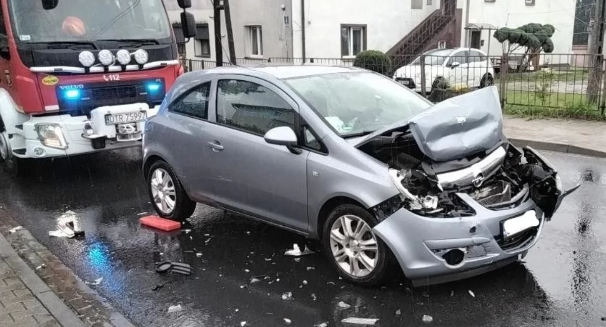 Opel, Hyundai'nin arkasına çarptı