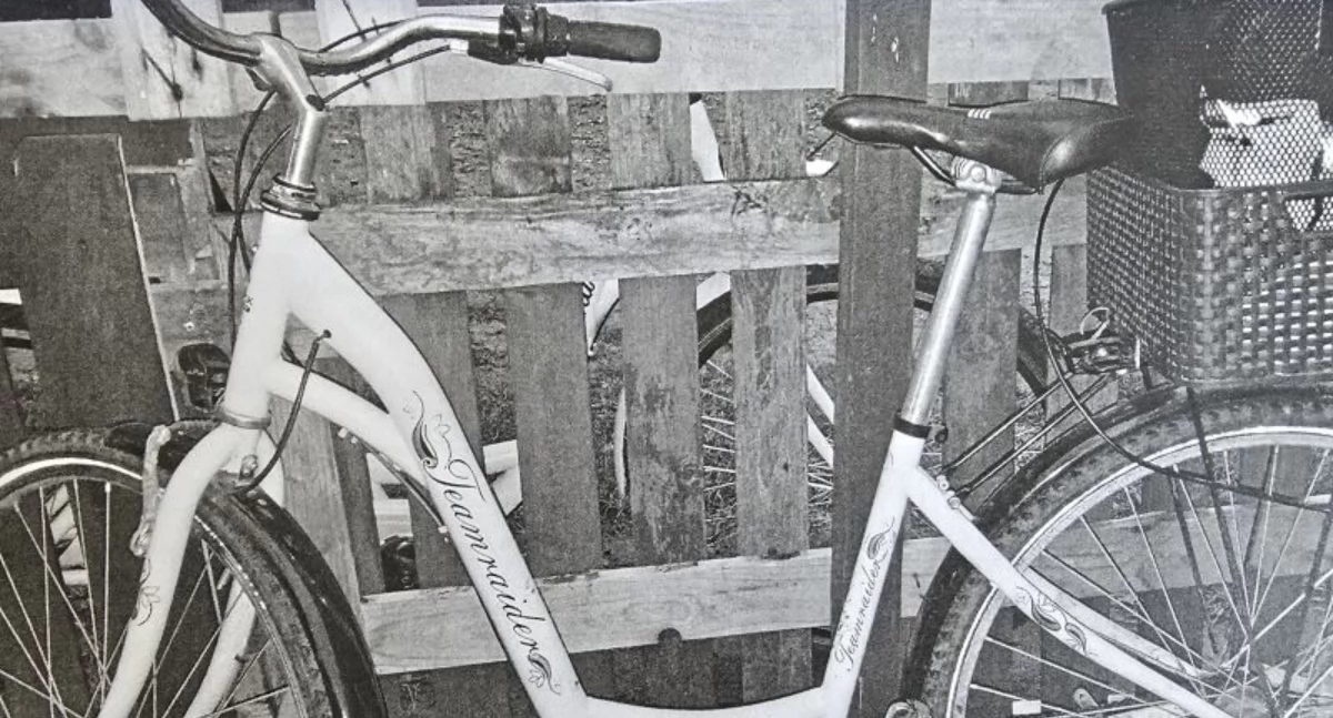 Ela saiu do banco e a bicicleta sumiu.