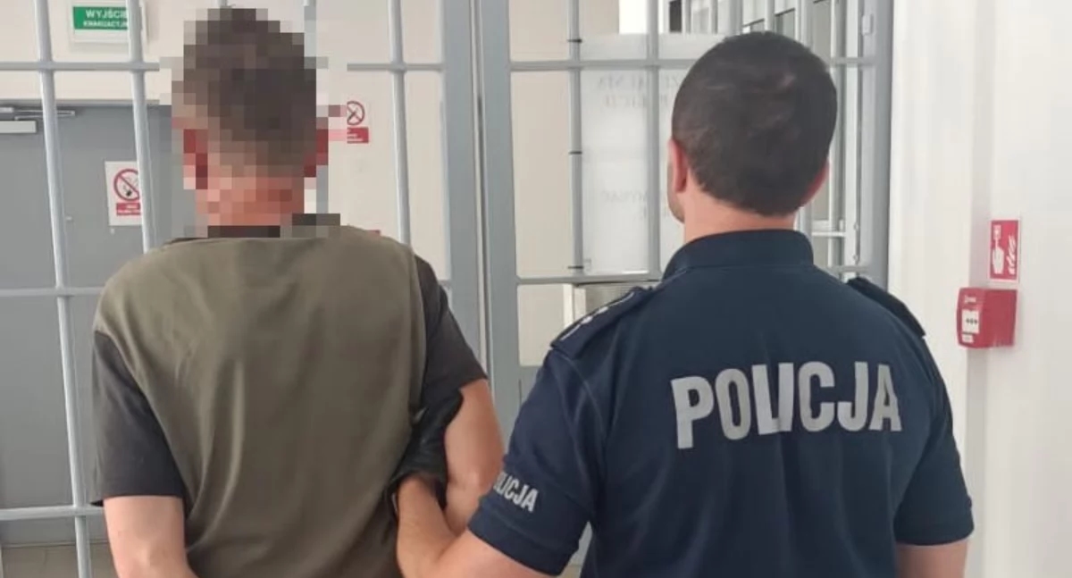 Ele não esperava uma visita. A polícia bateu à porta.
