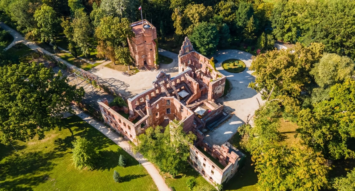 Ludowe dźwięki wśród pałacowych drzew