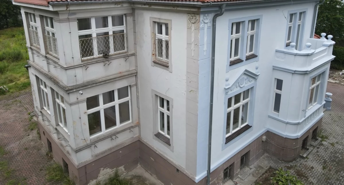 They ran out of money. They renovated three walls, leaving the fourth one old.