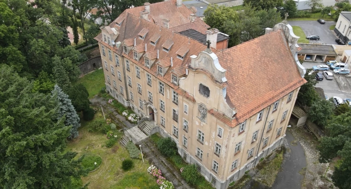 Burmistrz, siostry, tajemniczy kupiec i… notariusz. Wydano prawie 8 mln zł. Odsłaniamy kolejne kulisy