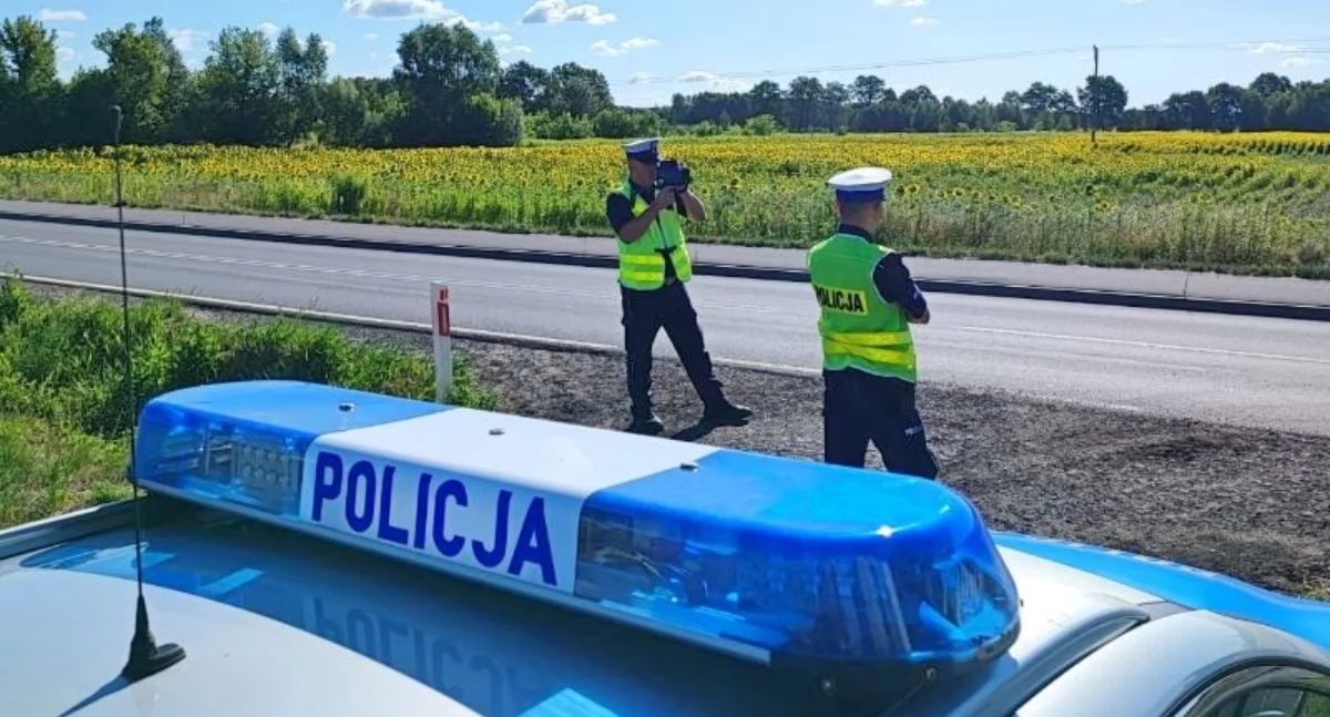 Non indossava la cintura di sicurezza. Rischia il carcere.