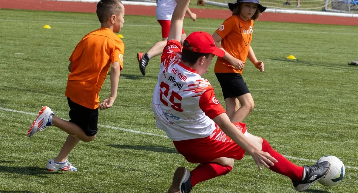 Bór Oborniki Śląskie Futbol Kulübü, engelli çocuklara kapılarını açıyor! Futbol Plus projesine hemen katılın ve ihtiyaçlarınıza özel ücretsiz antrenman seanslarına katılın. Teknik direktör Tomasz Osiński ile bir röportaj.