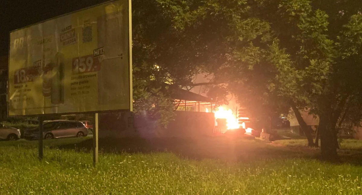 Container hanno preso fuoco a Trzebnica. I vigili del fuoco sono intervenuti durante la notte.