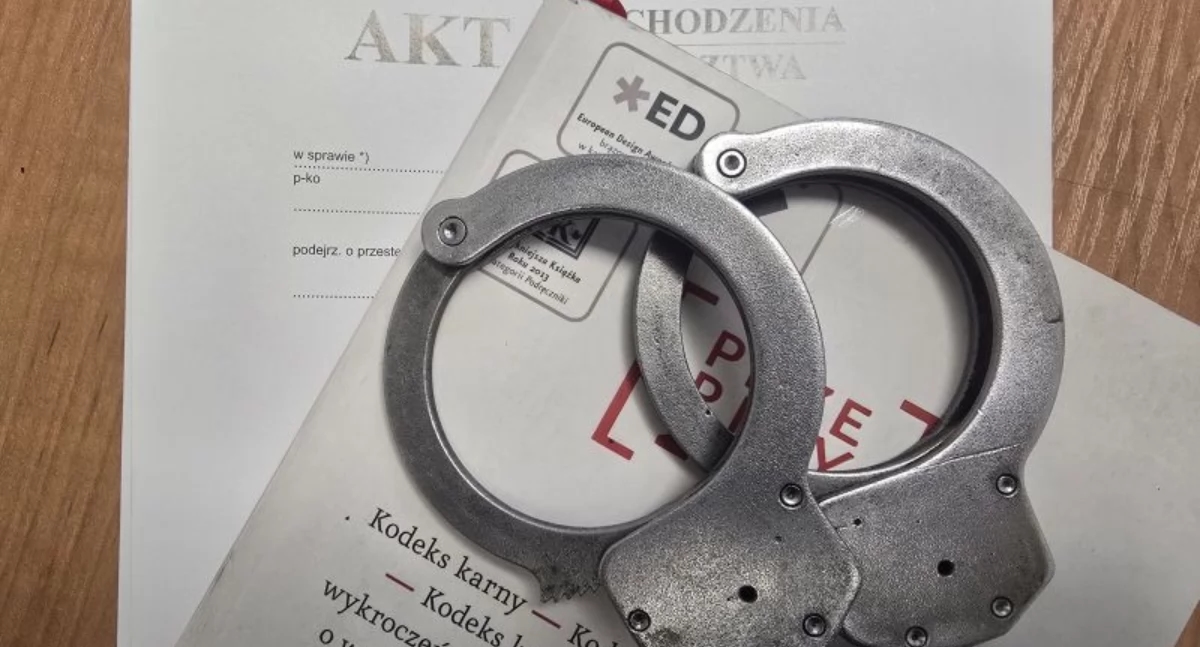 Sürprizlerle dolu bir paket. Gergin tavırları onu ele veriyordu.