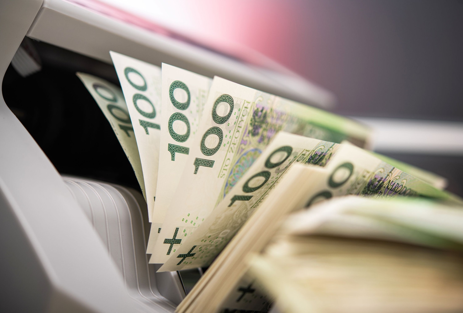 PLN 3.287 todo mês, independentemente da renda. Os pagamentos começam em 15 de junho