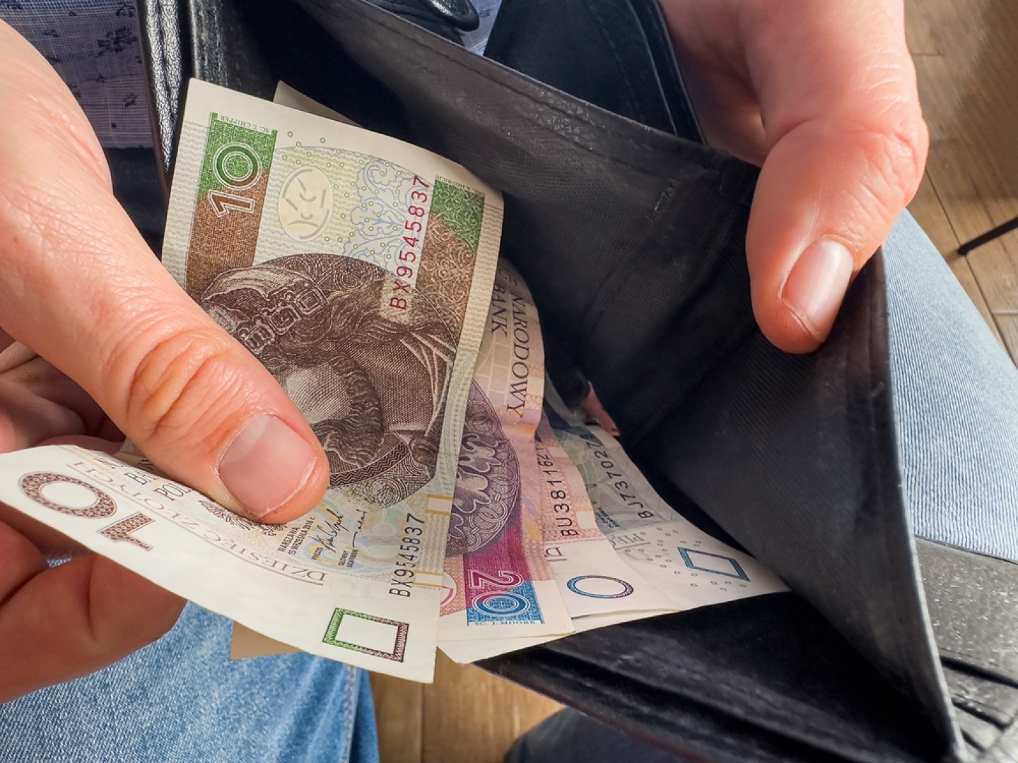 De regering heeft een verlaging van de reële lonen in de publieke sector gepland. Dit had niet zo mogen zijn.