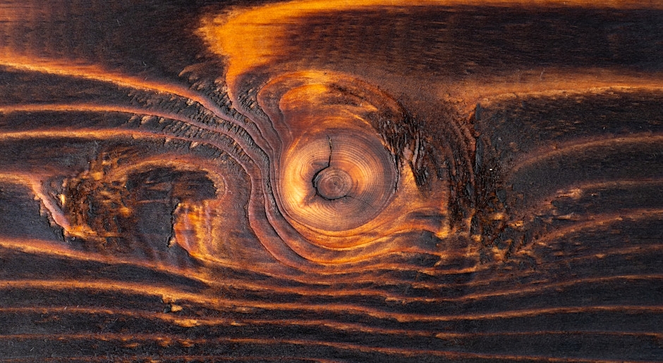 Tecnología milenaria procedente de Japón decora hogares e interiores lujosos. Shou sugi ban les añade profundidad.