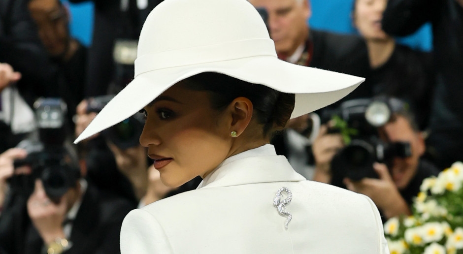 MIRA BIEN: Zendaya en la Gala del Met con un traje blanco (¿de boda?). Elegancia clásica y regreso a los locos años 70.