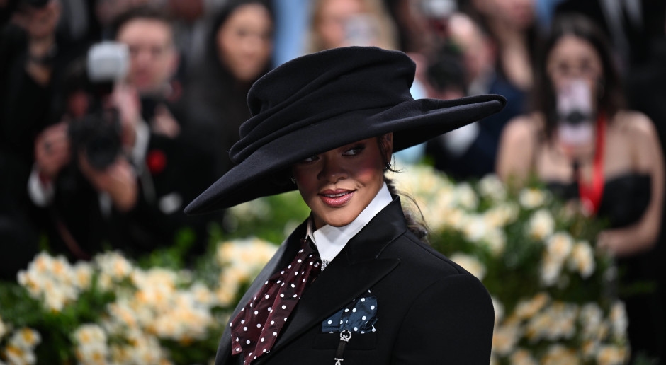 Rihanna deslumbró en la Gala Met con un traje de Marc Jacobs. El mundo entero le envía sus felicitaciones.