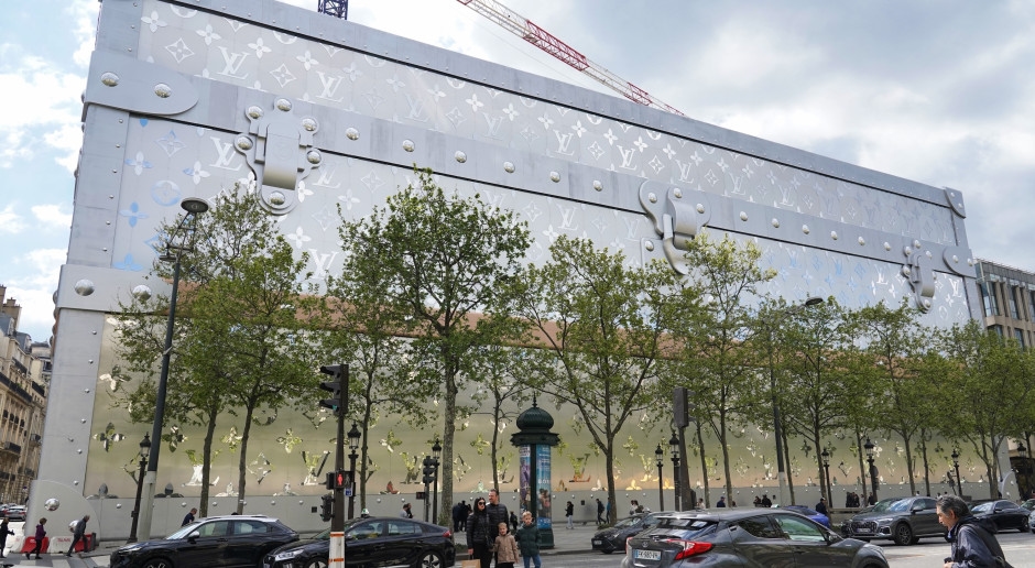 Gli ambientalisti si battono contro la pubblicità sugli Champs Elysees. Colpevole? Louis Vuitton e la valigia gigante