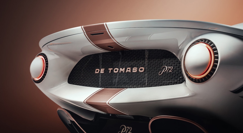 O grande retorno de uma lenda automotiva. Este é o novo De Tomaso P72 - uma fera de luxo com alma vintage