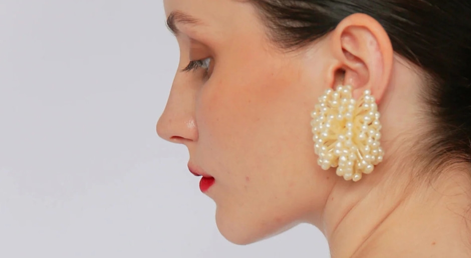 Here's the hottest hair accessory for summer 2025. The big comeback of the "movie star"