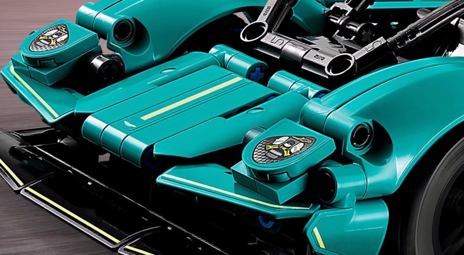 Lego and Aston Martin with a new project. The track legend returns!