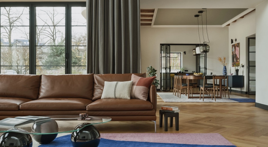 INTERNO DELLA SETTIMANA: Una villa modernista a Łódź ha ritrovato il suo splendore. All'interno, legno, luce e un bellissimo bagno.