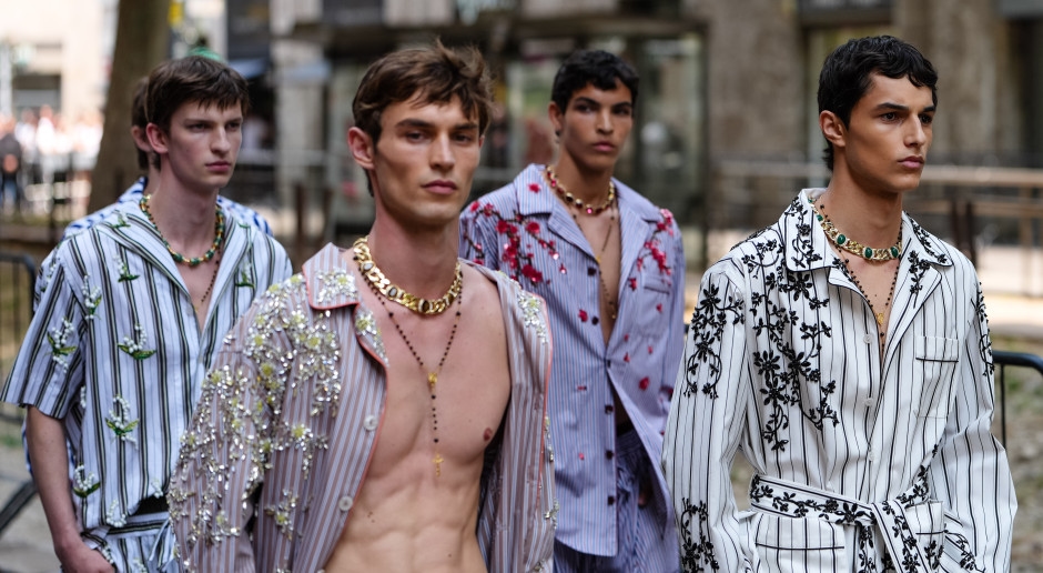 I ragazzi in pigiama scendono in strada: ecco come Dolce & Gabbana vede la moda maschile per la primavera/estate 2026