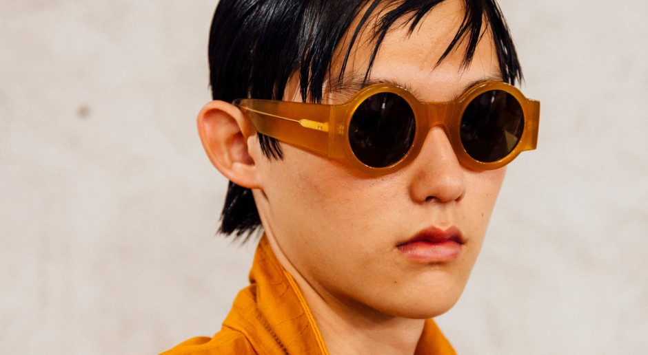 Herrenmode ist langweilig? Dann schauen Sie sich diesen neuen Herrenpareo von Dries Van Noten an!