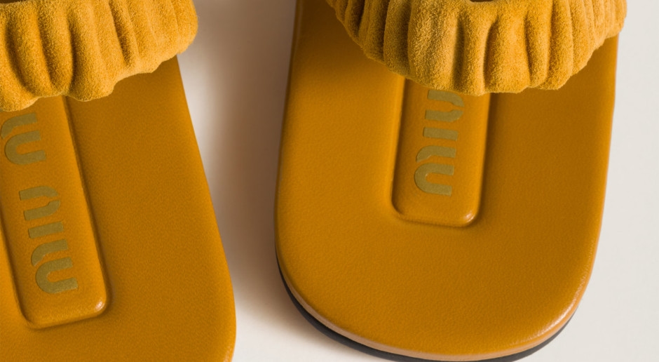 Miu Miu bringt ikonische Sandalen zurück. Spanische Frauen tragen sie ständig