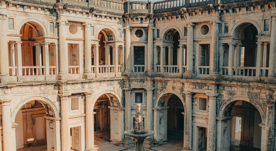 This Portuguese city is a hidden European tourist gem. It delights with its attractions and architecture.