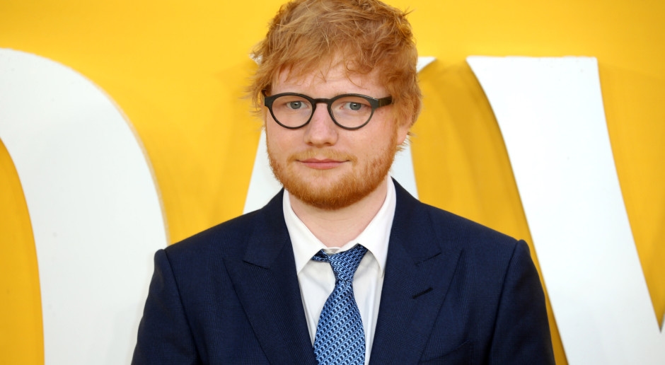 Ed Sheeran vuole essere come Jackson Pollock. Il famoso cantante vende i suoi dipinti per beneficenza