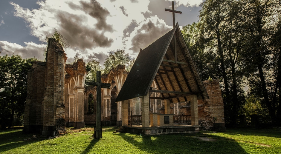 Le misteriose rovine ai confini della Polonia attraggono turisti da tutto il paese. Il luogo perfetto per una fuga nel fine settimana.