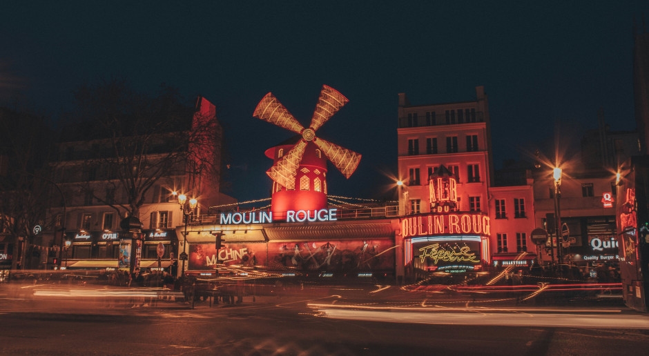 Il mulino a vento del Moulin Rouge tornerà a deliziare. Un anno dopo il suo crollo, ha ritrovato il suo antico splendore.