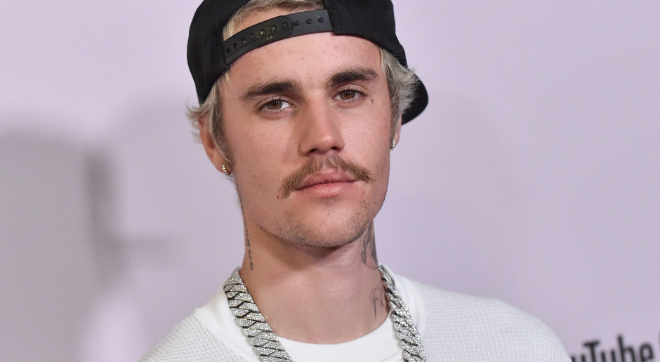 Justin Bieber ha pubblicato un nuovo album. "Swag" è ora disponibile sui servizi di streaming.
