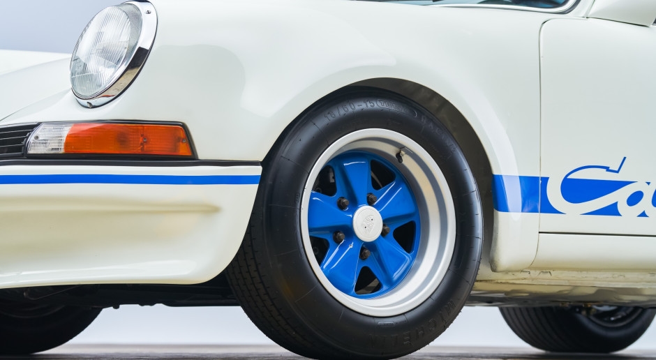 Porsche ponownie &quot;łapie fale&quot;. Limitowana deska surfingowa oddaje ducha kultowego 911