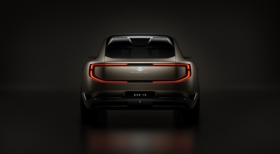 O novo Bentley mistura tradição e futurismo. "É uma fera agachada."