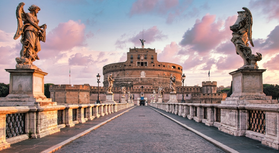 "Divine" fashion on the Tiber: Dolce & Gabbana closed Alta Moda with a mystical show in the heart of papal Rome