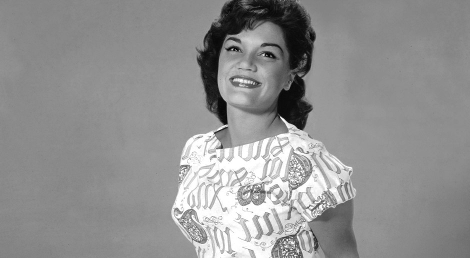 Uma estrela da música dos anos 60 morreu. Seu sucesso viralizou nas redes sociais.