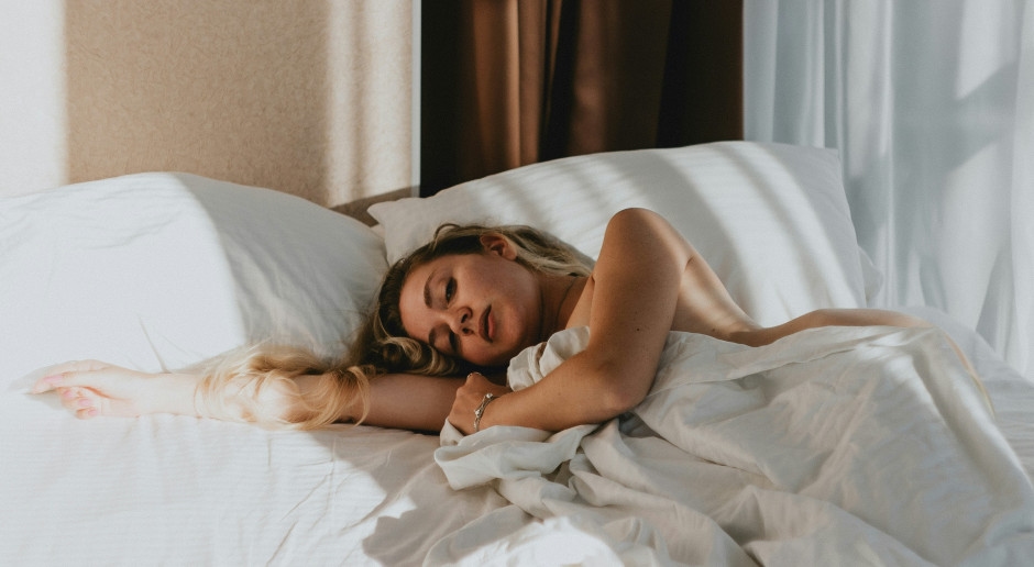 Vrouwen slapen het liefst aan een bepaalde kant van het bed. De reden is verrassend.
