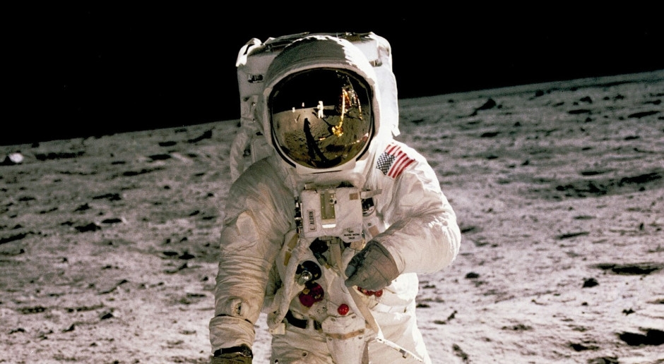 Omega ricorda il leggendario volo sulla Luna e la storia dell'affidabile Speedmaster